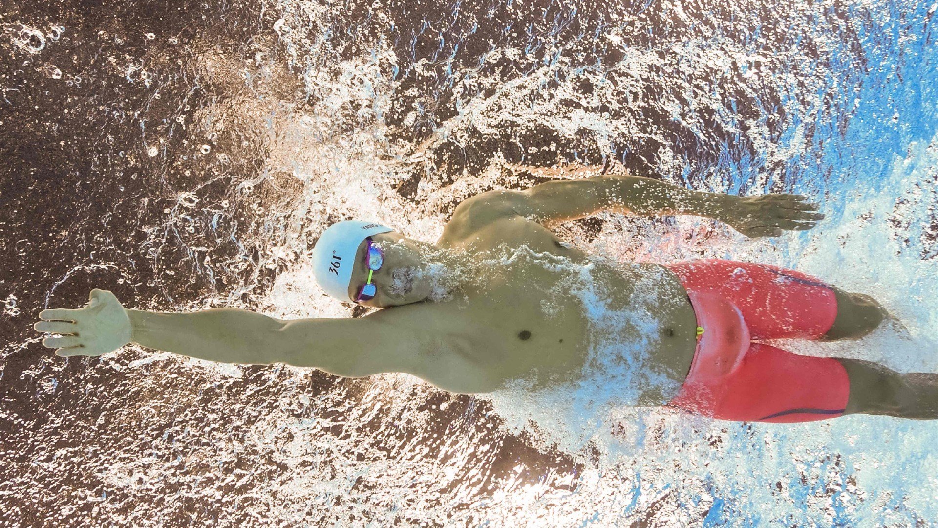 kaiyun电竞-城市夜空摩托极限表演，灯光交织的极速盛宴，摩托车夜跑视频第一视角